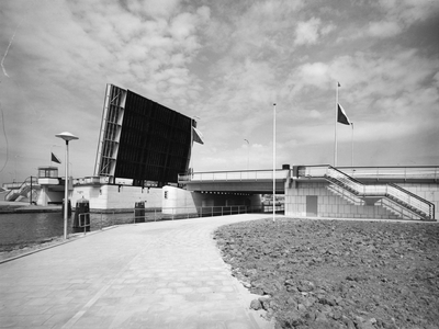 45140 Gezicht op de (geopende) Balijebrug over het Merwedekanaal te Utrecht.